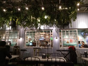tempat nongkrong terbaru di Medan, Outdoor The L.CO coffee memandang ke indoor