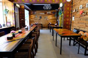 tempat makan enak di kota Medan | Suasana didalam Yona Cafe Medan