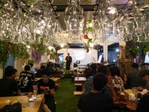 tempat makan enak di kota Medan | Ruangan Kito Floral Cafe &amp; Resto yang memanjang ke belakang