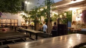 tempat makan enak di kota Medan | Suasana di dalam Kito Floral Cafe &amp; Resto