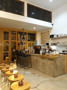 tempat nongkrong terbaru di Medan, Ruang interior bersama barista Sangrai Coffee Shop Medan