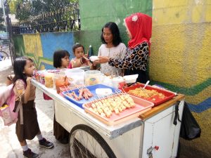 jajanan anak SD zaman now, Pedangan seblak sedang melayani pembeli