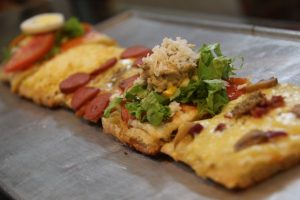 tempat makan enak di bawah 100 ribu di Bogor, Topping Pizza Meteran