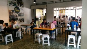 tempat makan steak murah di Medan, Suasana makan di Waroeng Steak and Shake Medan